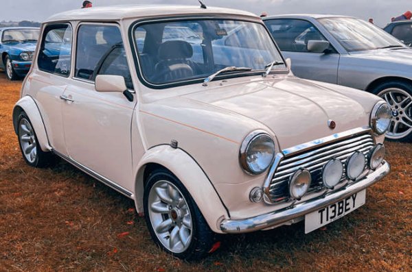 Въпреки че в стандартна форма Mini може да достигне висок разход на бензин, неофициални данни от от собственици предполагат, че има и по-икономини варианти. Особено ако двигателят е бил настроен точно.

Твърди се обаче, че екземпляр от 1275 кубика от късното производство има комбиниран разход на гориво от 6,57 литра на 100 км. Но тази бариера лесно се прескача при традиционното шофиране на Mini. . 